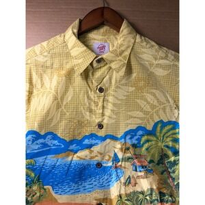 Trader Joe's Hawaiian Shirt Mens Medium Yellow 2008 Beach Scene Cotton Aloha